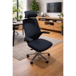 Chaise de bureau ergonomique noire dans un salon moderne avec parquet
